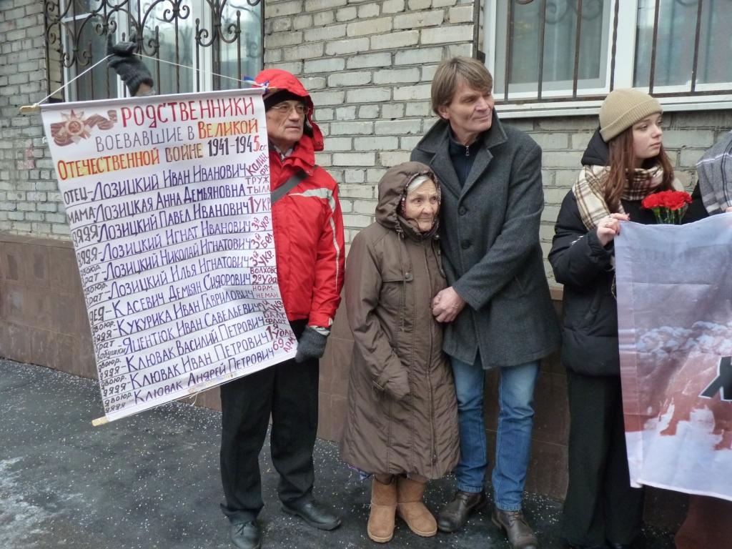 Возложение цветов к памятной доске героя битвы за Москву генерала-лейтенанта М.Г.Ефремова