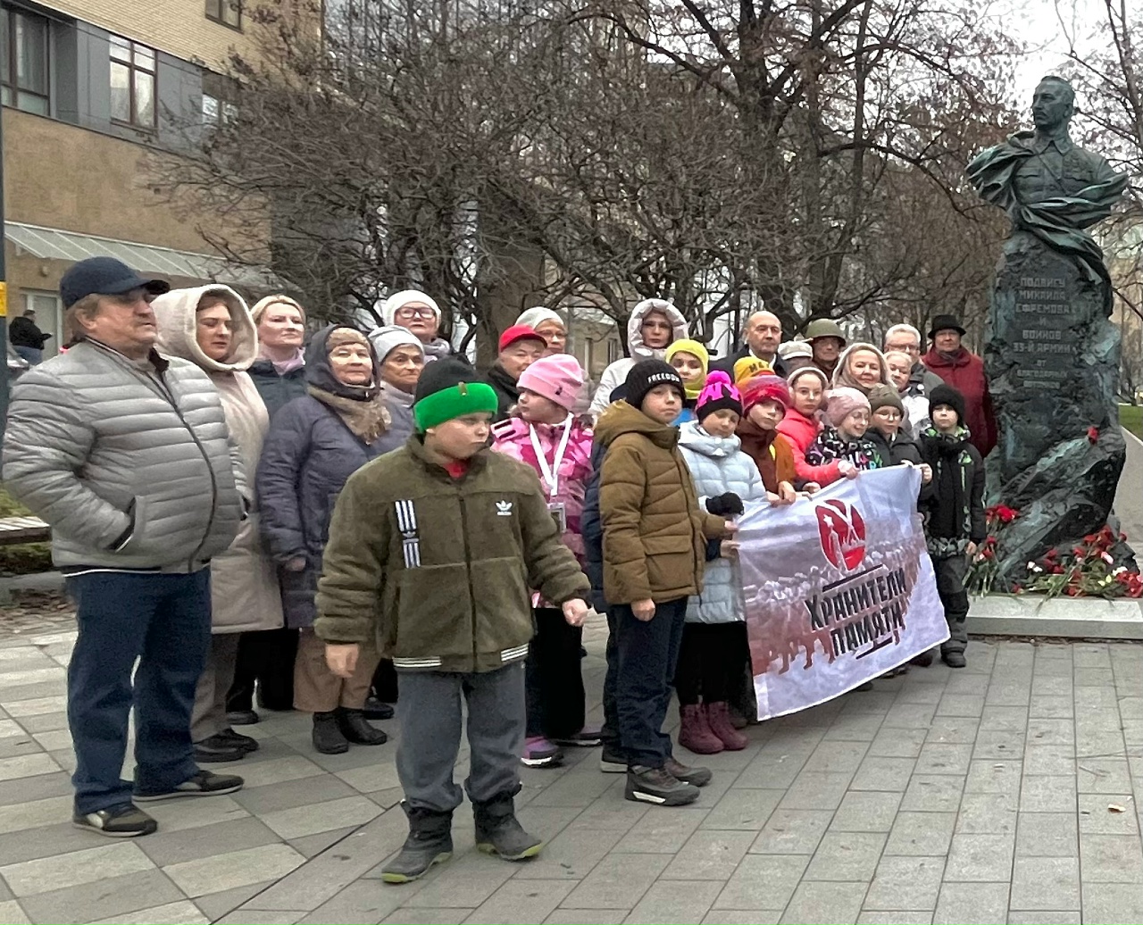 Традиционная акция «Хранители памяти» у памятника легендарному командарму Михаилу Ефремову и воинам 33 Армии.
