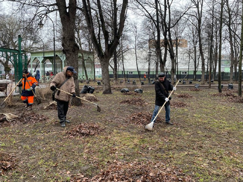 В сквере «Девичье поле» прошёл субботник.