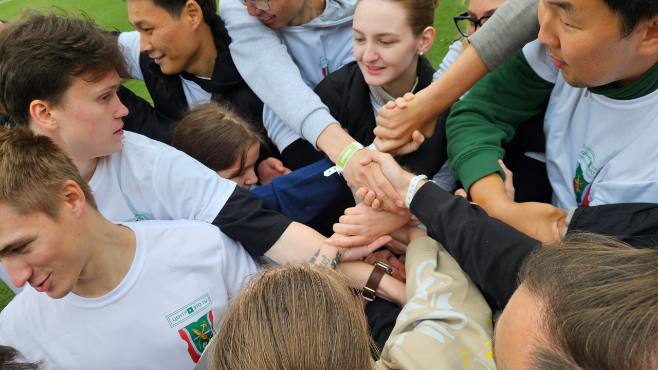 Команда клуба «Форпост» на стадионе «Буревестник»