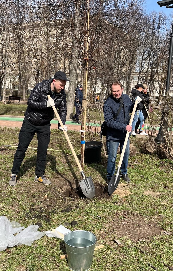 15 апреля бригада клуба «Форпост» работала на субботнике в сквере «Девичье Поле»