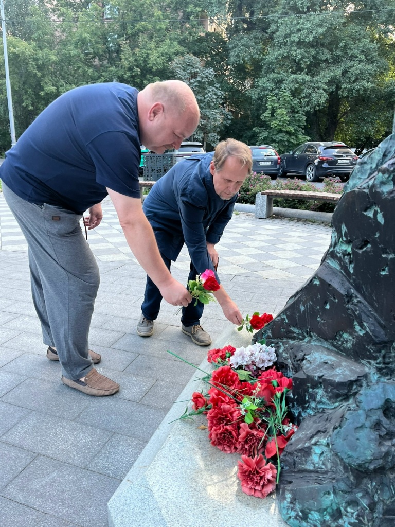 Возложение цветов к памятнику командарму Михаилу Ефремову с Владиславом Коротковым и Александром Александровым