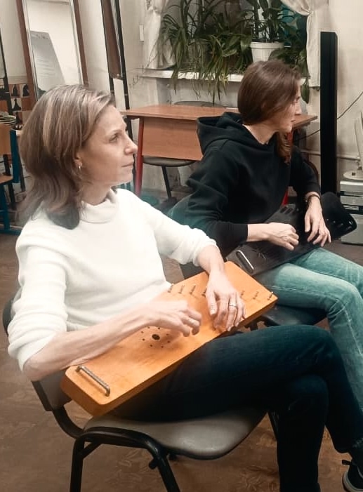 Возобновились занятия любителей игры на гуслях В клубе «Форпост»