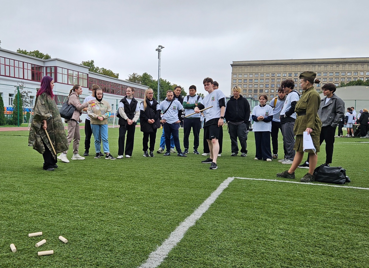 Команда клуба «Форпост» на стадионе «Буревестник»