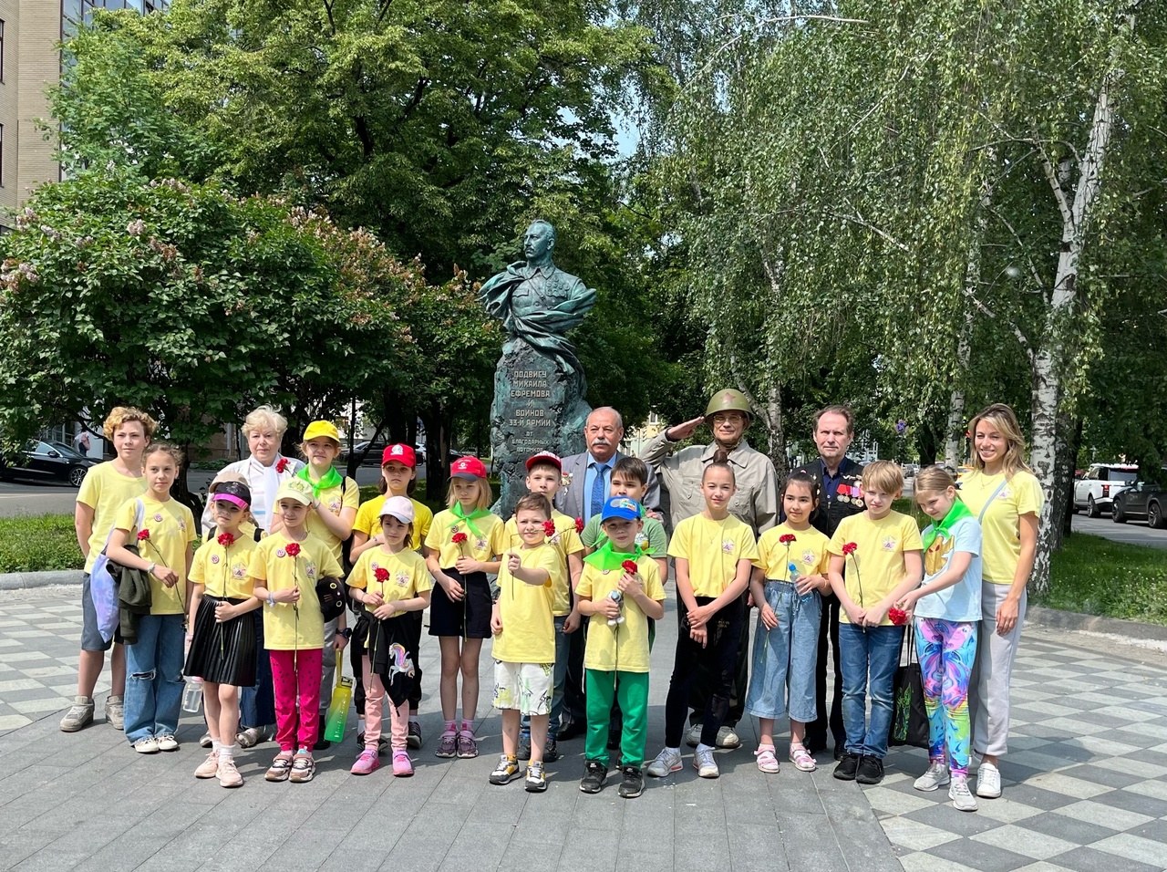 Детской отряд «Арт-каникулы» из клуба «Форпост» провел линейку у памятника легендарному командарму Михаилу Ефремову.