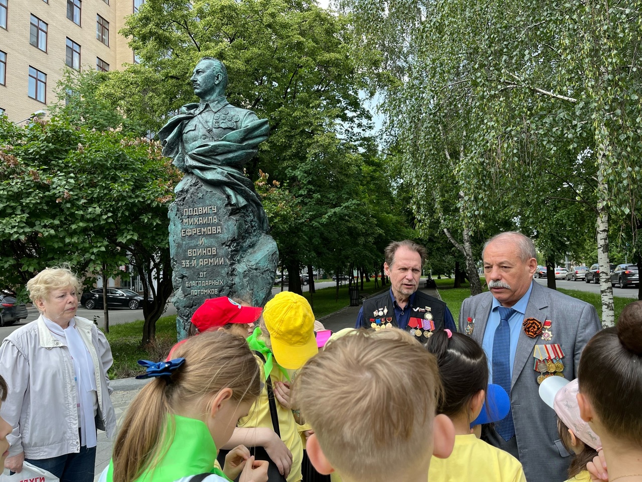 Детской отряд «Арт-каникулы» из клуба «Форпост» провел линейку у памятника легендарному командарму Михаилу Ефремову.