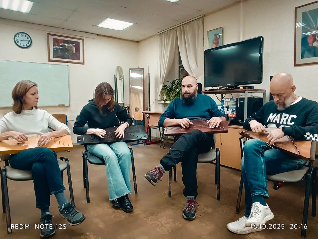 Возобновились занятия любителей игры на гуслях В клубе «Форпост»