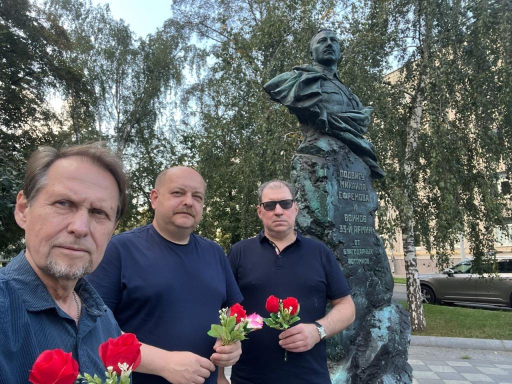 Возложение цветов к памятнику командарму Михаилу Ефремову с Владиславом Коротковым и Александром Александровым