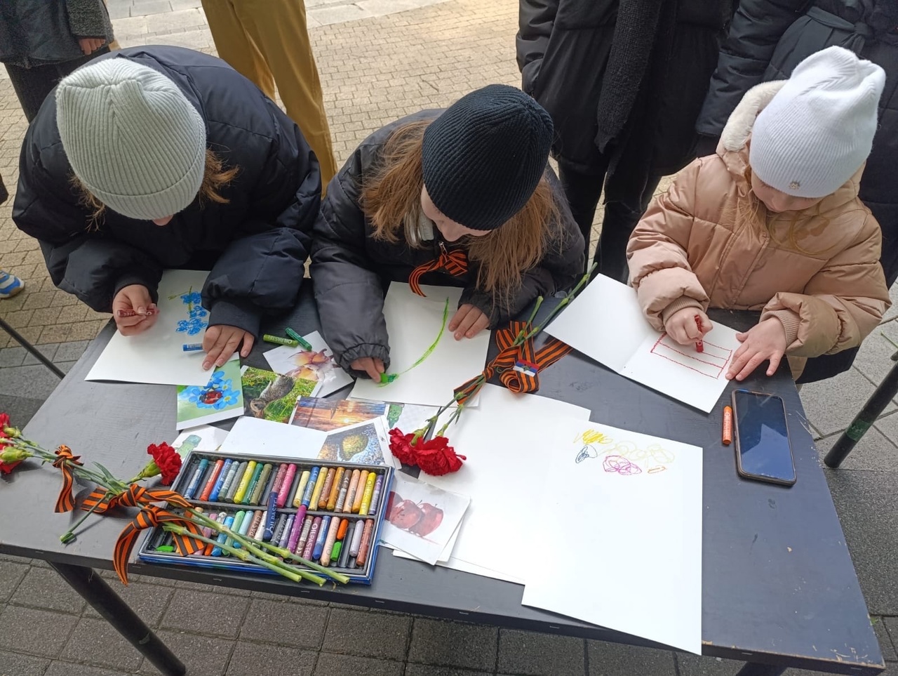 Занятие по рисованию мелками в сквере Девичье Поле