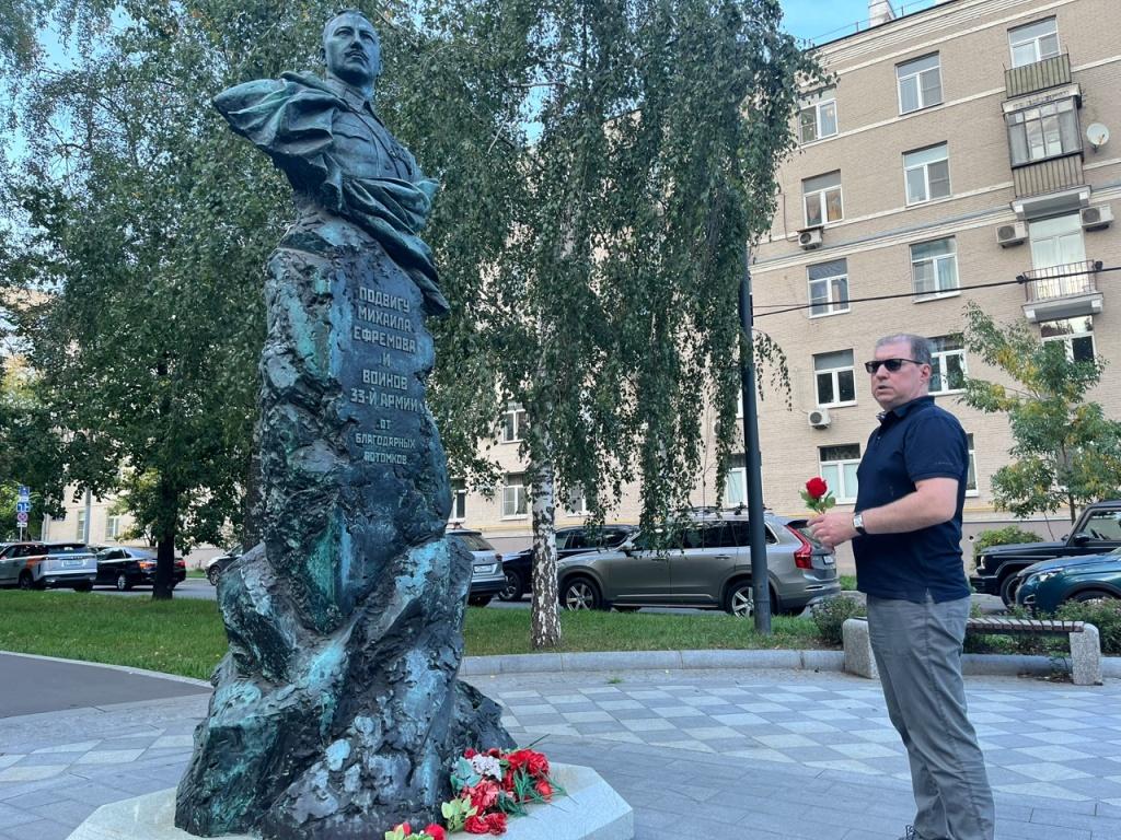 Возложение цветов к памятнику командарму Михаилу Ефремову с Владиславом Коротковым и Александром Александровым