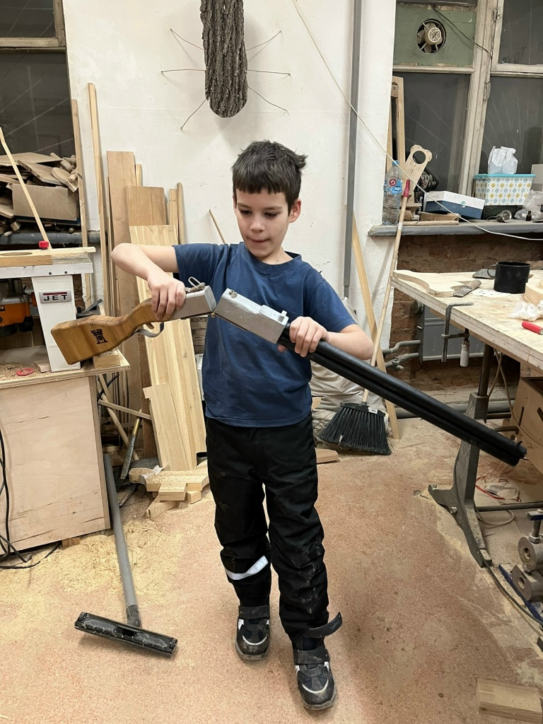 Макет ружья из дерева.