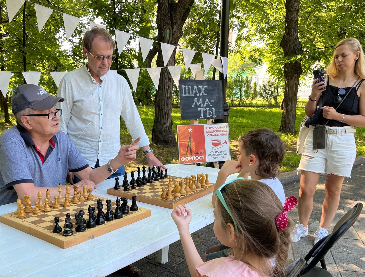 Сеанс одновременной игры в шахматы в сквере «Девичье поле»