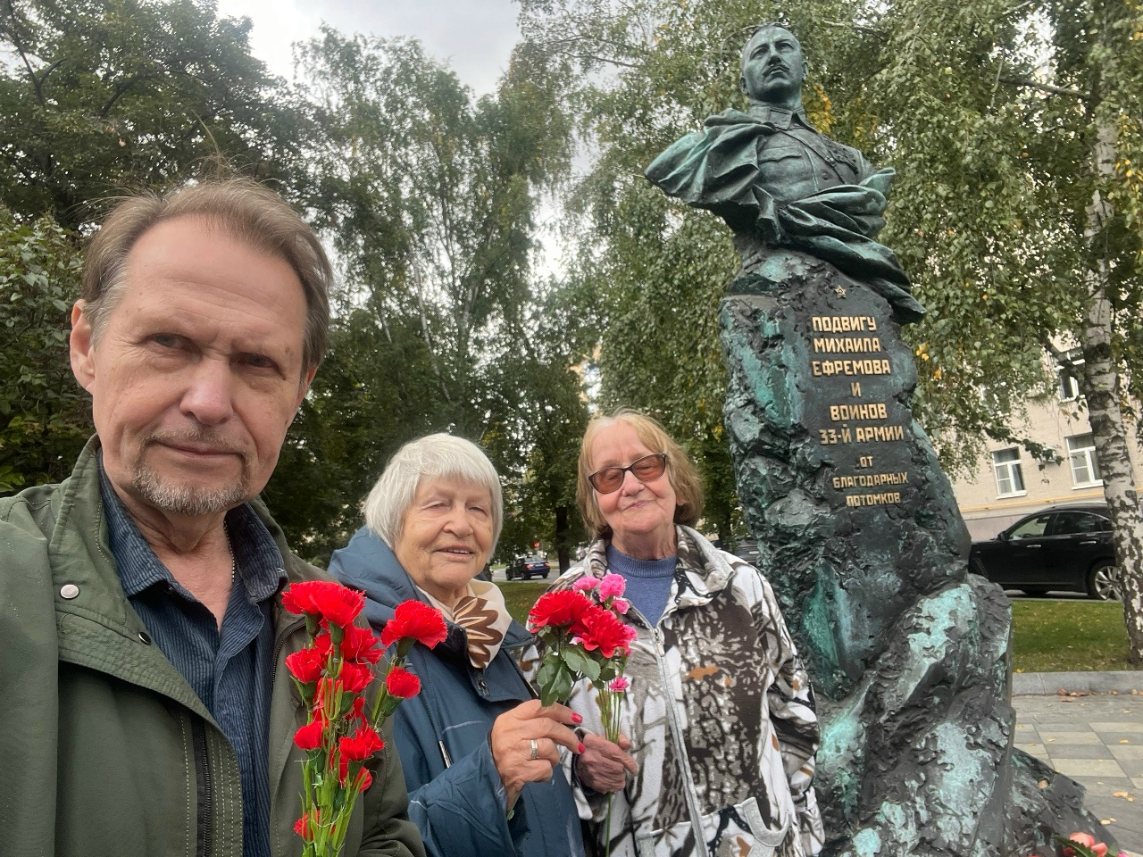 Юрий Березкин и представители местной ветеранской возложили цветы к памятнику героя