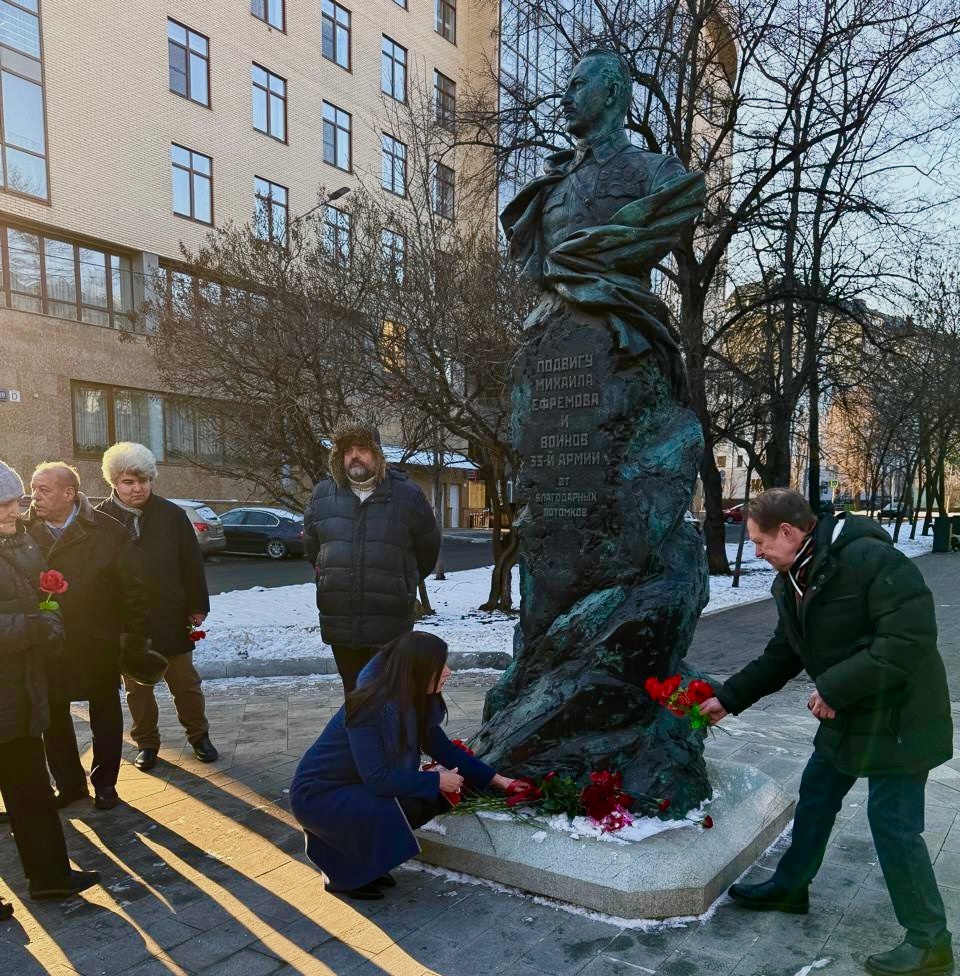 Патриотическая акция «Хранители памяти» у памятника  командарму Михаилу Ефремову