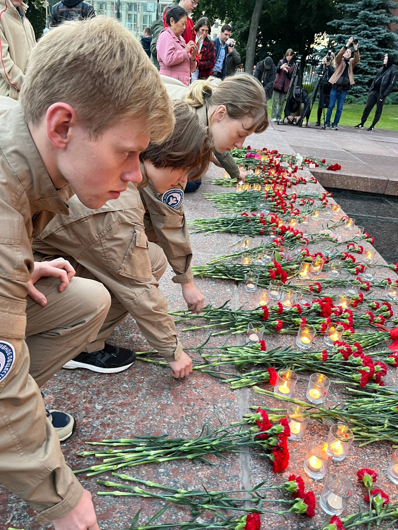 Патриотическая акция «Вахта Памяти - Вечный Огонь» у мемориала «Могила неизвестному солдату»