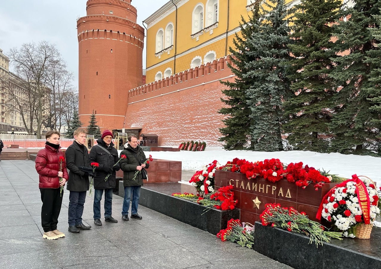 голубые ели у кремлевской стены в москве
