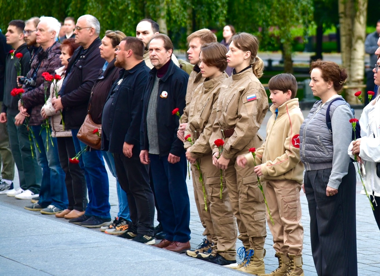 Патриотическая акция «Вахта Памяти - Вечный Огонь» у мемориала «Могила неизвестному солдату»