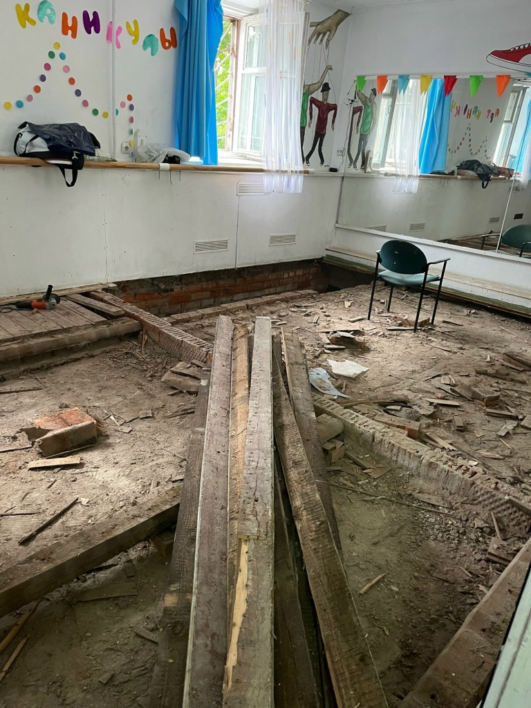 Меняем полы в танцевальном классе.