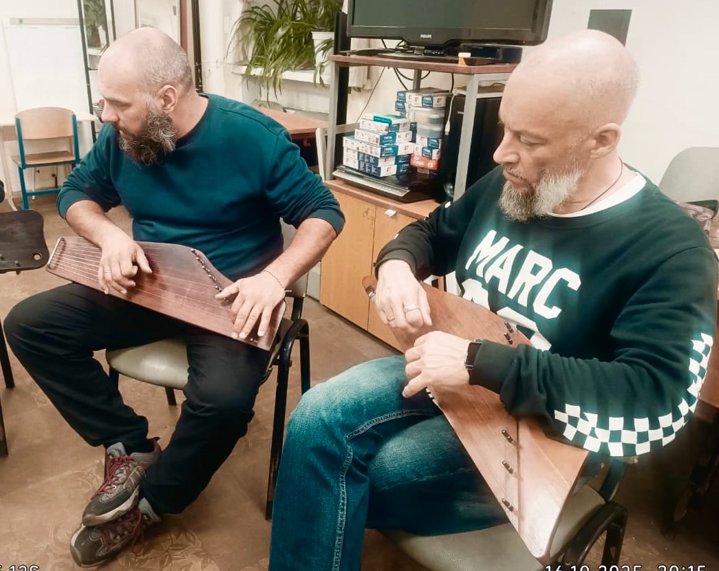 Возобновились занятия любителей игры на гуслях В клубе «Форпост»