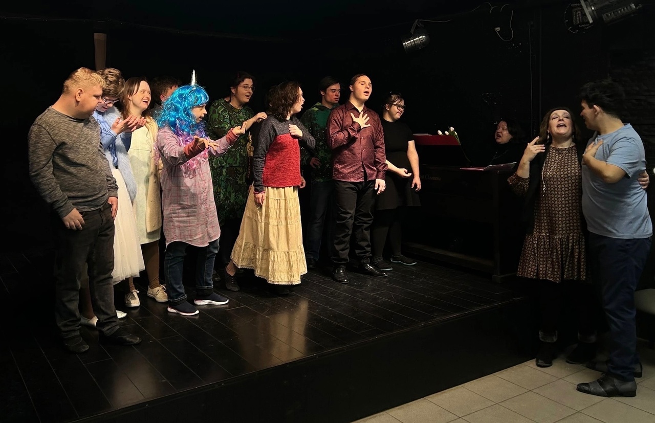 Мальчишки театра «Открытое искусство» поздравили девчонок и  руководителей-женщин