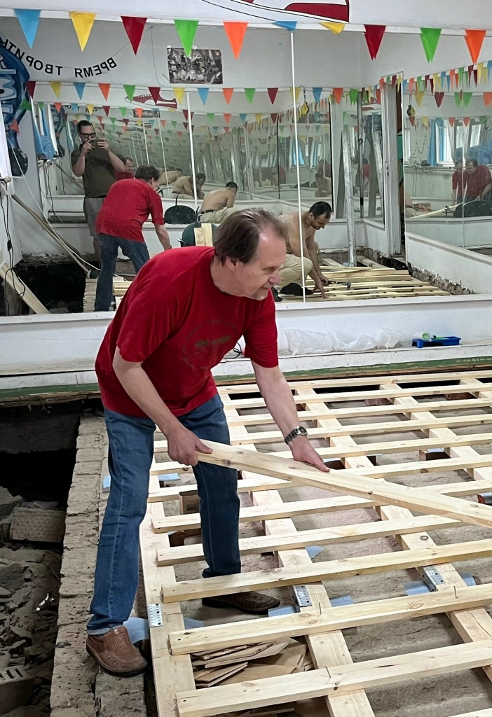 Меняем полы в танцевальном классе.