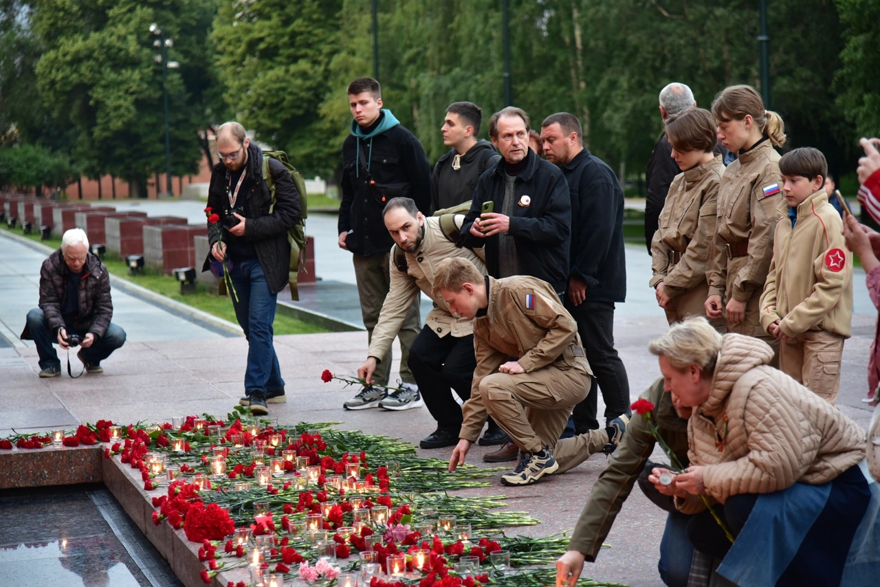 Патриотическая акция «Вахта Памяти - Вечный Огонь» у мемориала «Могила неизвестному солдату»